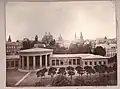 Elisenbrunnen, photographiée en 1865 par Jacob Wothly&nbsp;(de).