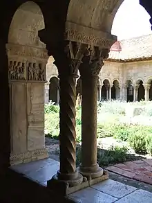 Galerie Sud, colonne (XIIe&nbsp;siècle)