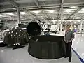 Elon Musk devant des composants de la structure du vaisseau