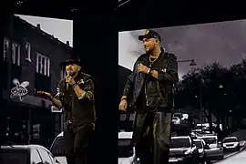 Elov & Benny interprétant Raggen Går.