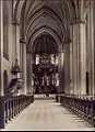 Intérieur de l'église au début du XXe&nbsp;siècle avec sa chaire et ses bancs.