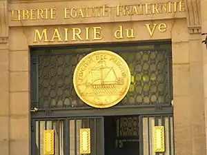 Sur la mairie du 5e&nbsp;arrondissement.