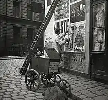 Colleur d’affiche dans les rues de Vienne en Autriche, photographié par Emil Mayer au début du XXe&nbsp;siècle.