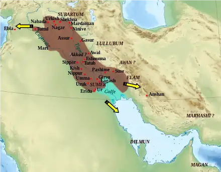 Carte mettant en évidence une zone oblongue, de plus de 1&nbsp;000&nbsp;km de long et près de 400&nbsp;km de large, englobant une grande partie vallées du Tigre et de l'Euphrate depuis le nord et l'est de l'actuelle Syrie jusqu'au sud-est de l'actuel Irak. De cette zone partent des flèches vers la côte méditerranéenne au nord-ouest, vers le golfe Persique au sud, et vers le sud-est.