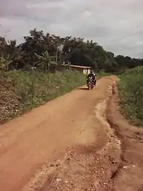 Sur la route départementale D47 Bafia-Ntui. Montée de la Chefferie.