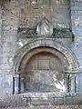 Enfeu roman du XIe siècle sur le mur sud de l'église Saint-Hilaire le Grand, Poitiers (Vienne).