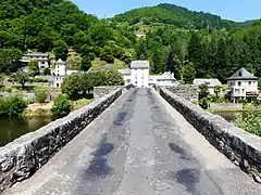 La chaussée depuis la rive gauche.