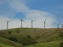 Les éoliennes de Tierras Morenas, qui surplombent le lac Arenal