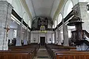 Vue intérieure de la nef vers la tribune d'orgue.