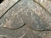 Photographie d'une pierre funéraire gravée, en ardoise