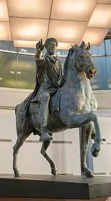 Au fond la statue d'Hercule.
