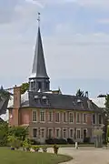 L'ermitage du château et l'église Sainte-Cécile.