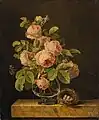 Un vase de roses au papillon et un nid sur un entablement