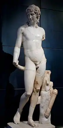 Éros. IIe&nbsp;siècle EC, style dérivé du second classicisme grec, IVe AEC. Marbre de Paros, H. 1,64 m. Musées du Capitole