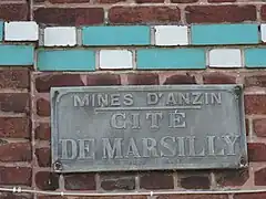 Plaque de rue indiquant « Mines d'Anzin, Cité de Marsilly ».
