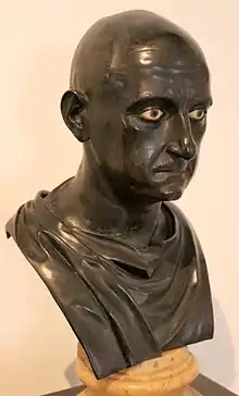 sculpture de la tête d'un homme.