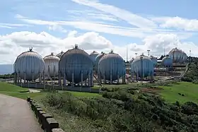 Des conteneurs sphériques de GPL similaires à ceux qui ont explosé à San Juan Ixhuatepec.