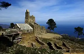 Vue d'ensemble de l'église Santa Helena de Rodes.