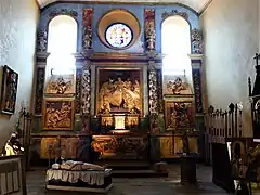 L'intérieur et le retable du XVIIIe&nbsp;siècle.