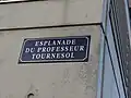 Panneau de l'esplanade du professeur Tournesol, située sur les quais de Bordeaux, près du hangar H19