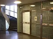 Ascenseur et escalier en 2010.