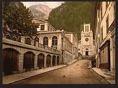 Photographie de la fin du XIXe&nbsp;siècle présentant les thermes des Eaux-Bonnes.