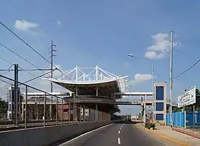 Station au niveau du sol, vue de la calle 100, depuis l'est.
