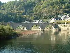 Le pont surplombant le Lot  à Estaing.