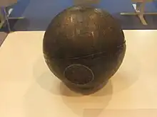 Boule grise.