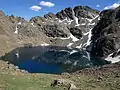 étang de la Gardelle occidental, 2&nbsp;420&nbsp;m, niché au pied de la Pointe de Roumazet.