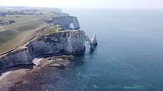 Vue aérienne de la falaise aval, des parcs à huîtres de Marie-Antoinette et de l'aiguille.