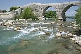 Le pont avec son décrochement caractéristique à mi-course