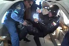 cabine d'un sabreliner, deux hommes en apesanteur.