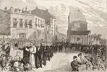 Une procession de religieux marche dans la rue sous la surveillance des forces de l'ordre tandis que la foule leur prodigue des marques de respect et de soutien.