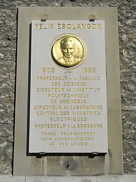 Le professeur de physique et chimie Félix Esclangon mourut électrocuté en 1956 devant ses étudiants pendant un cours sur les rayons X, dans l'amphithéâtre de physique de la faculté des sciences de Paris, au no&nbsp;12 de la rue Cuvier