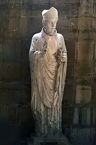 Statue du XIIIe siècle de l'église Saint-Germain-l'Auxerrois de Paris.