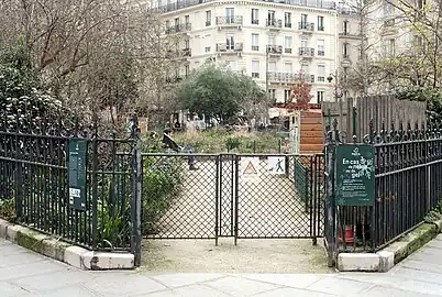 Une entrée du square.