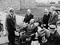 Franklin Delano Roosevelt saluant Anthony Eden.