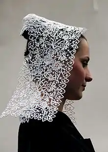 Danseuse du Cercle celtique Bugale Melrand portant la coiffe locale.