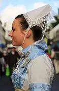 Coiffe borledenn et costume du début du XXe&nbsp;siècle.
