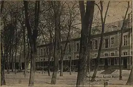 La cour du petit lycée au début du XXe&nbsp;siècle, source : Archives départementales de l’Allier, 9 J 39