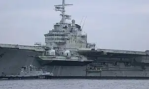 Deux tourelles de 100&nbsp;mm sur le sponson bâbord avant (juillet 2004).