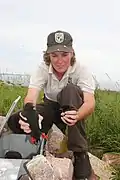 Personnel du refuge avec 2 oiseaux.