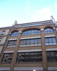 Nos&nbsp;113, bâtiment des Établissements André Debrie en 2012.