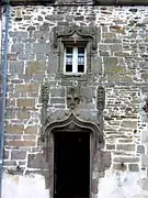 Façade sculpté d'une maison en pierre.