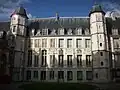 L'archevêché de Rouen est seul en France à conserver sa fonction et à former cet ensemble cathédrale-archevêché.