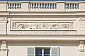 Les bas-reliefs restaurés sur la façade sud du château de Bagatelle.