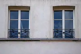 Fenêtre et garde corps à flèches entrecroisées.