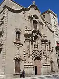 La façade de l'église.