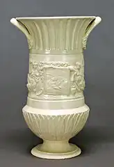 Vase Empire en faïence monochrome, décor en bas-relief, à registre central représentant des scènes historiées, Faenza, fin du  XVIIIe&nbsp;siècle.